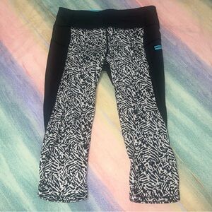 Lululemon Crop Capri Leggings Black And White Geometric Zip Pocket Size 6